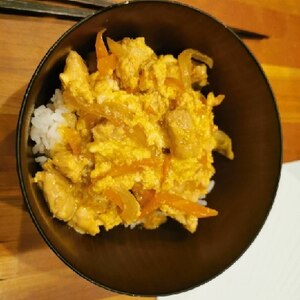 出汁で煮込む、半熟加減が美味しい親子丼☆